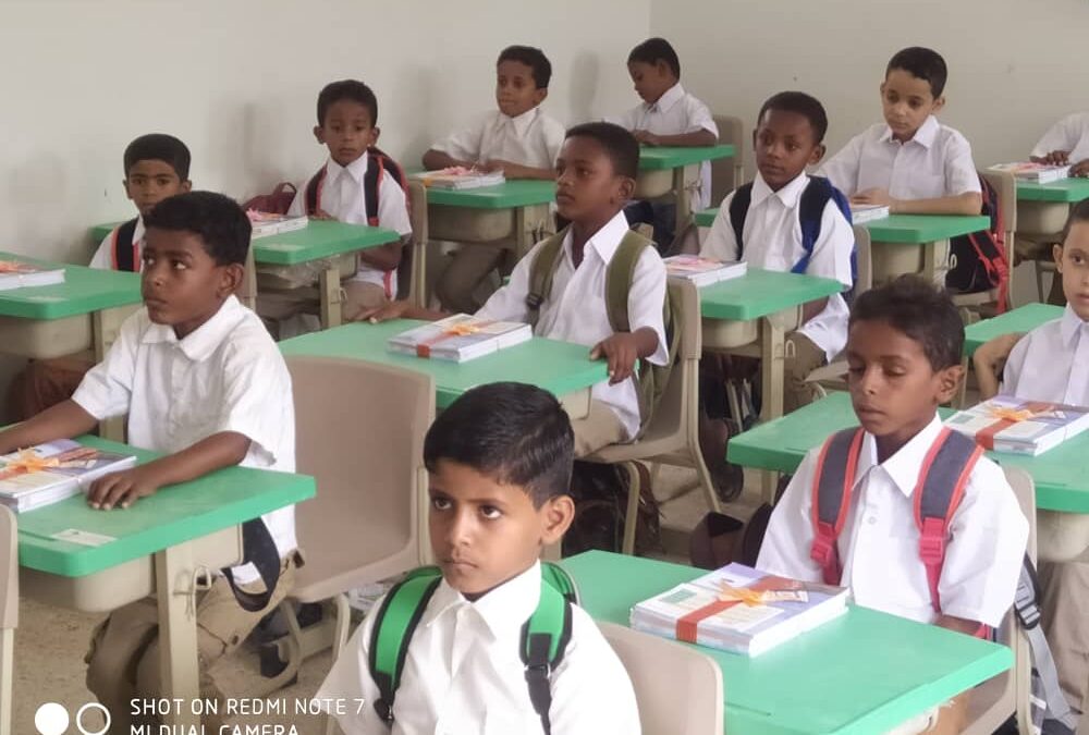 بتمويل مؤسسة البر للتنمية الاجتماعية : روضة الأمل للأطفال بالقطن توزع الكتاب المدرسي بلمسات جمالية ابداعية